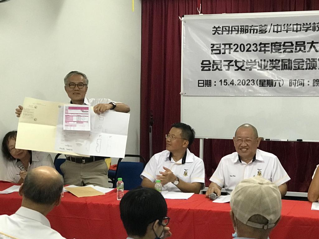 5 关丹丹那布爹中华中学校友会会所已获得地契，秘书长林进丁正向大家出示地契正本，的确可喜可贺