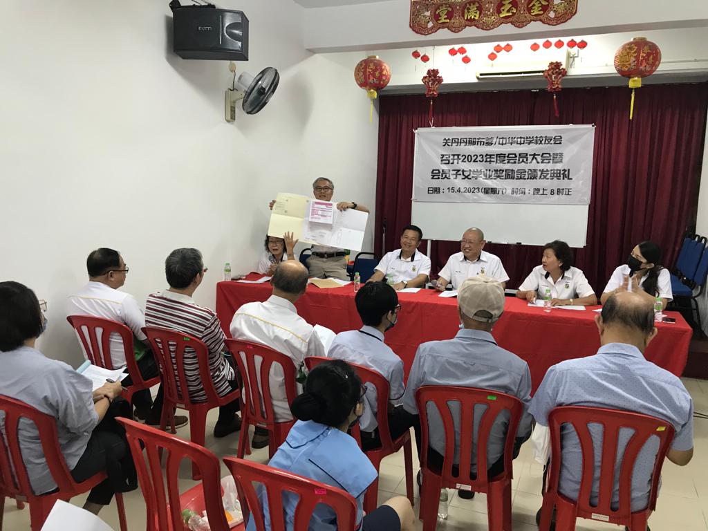 5 关丹丹那布爹中华中学校友会会所已获得地契，秘书长林进丁正向大家讲解和出示地契正本，的确可喜可贺