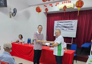 7 本会 主席冯运国市议员颁发奖励金予得奖学生代表 (2)