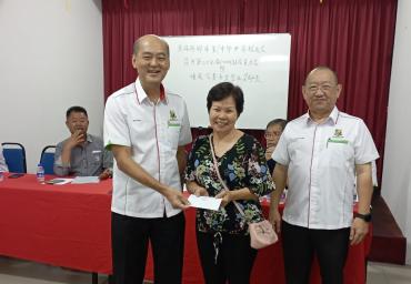 本会执行顧問潘家彪颁发奖励金予得奖学生家长代表