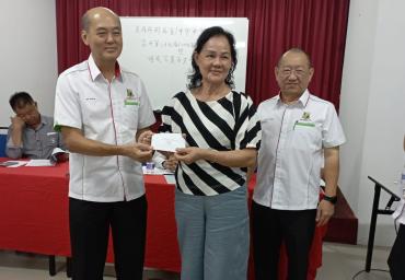 本会执行顧問潘家彪颁发奖励金予得奖学生家长代表 (2)