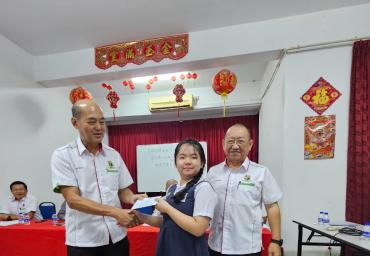 本会执行顧問潘家彪颁发奖励金予得奖学生 (7)