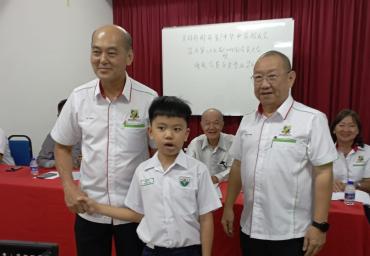 本会执行顧問潘家彪颁发奖励金予得奖学生 (6)