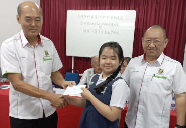 本会执行顧問潘家彪颁发奖励金予得奖学生 (4)