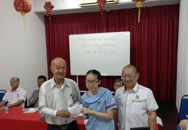 名誉董事长拿督朱源安颁发奖励金予得奖学生