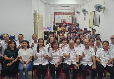 1.2关丹丹那布爹-中华中学校友会新屆理事与出席者大合照。前排左起为朱美惠，梁惠敏，王湘婷，朱淑萍，曾桠枫，馮運國，潘家彪，黎國幸及林进丁