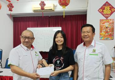 2主席冯运国（左）与副主席黎国幸颁发奖励金予黎愿。