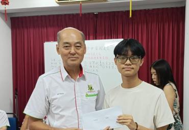 4本會執行顧問潘家彪颁发奖励金予得獎者