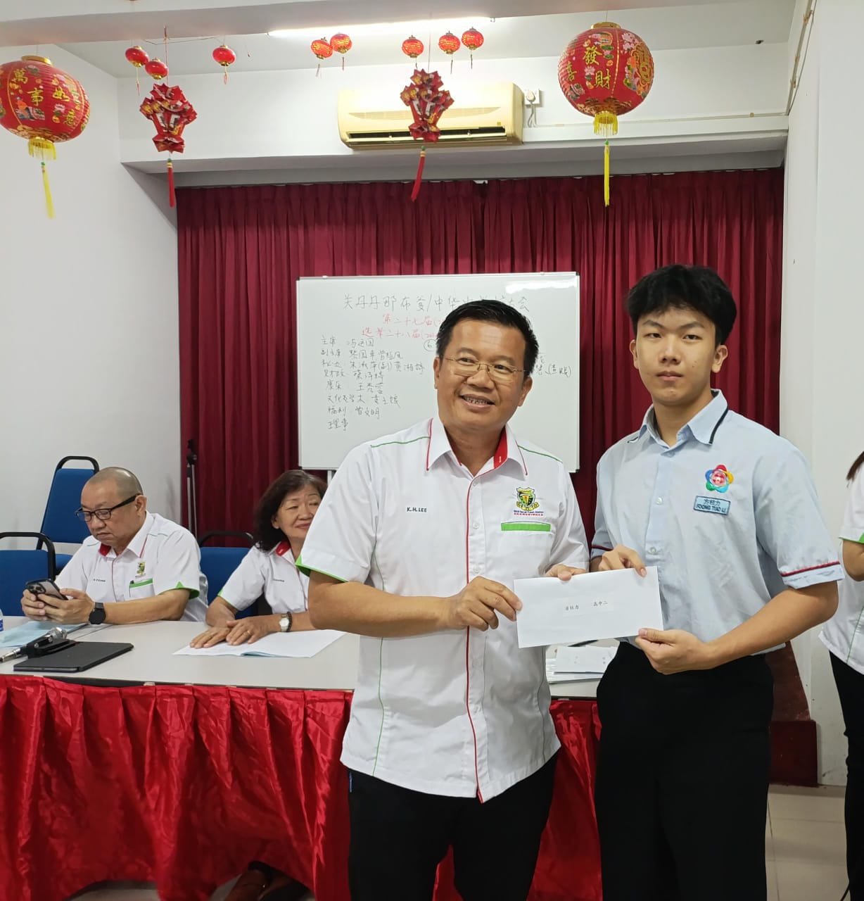 5副主席黎国幸颁发奖励金予得獎者