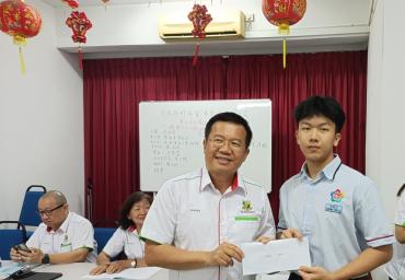 5副主席黎国幸颁发奖励金予得獎者