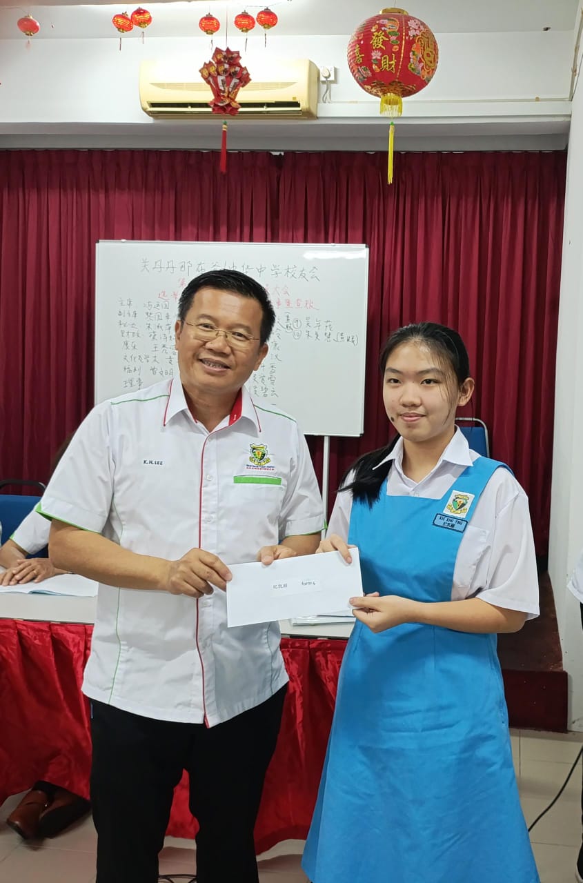 6副主席黎国幸颁发奖励金予得獎者