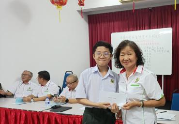 9副主席曾桠枫颁发奖励金予得獎者