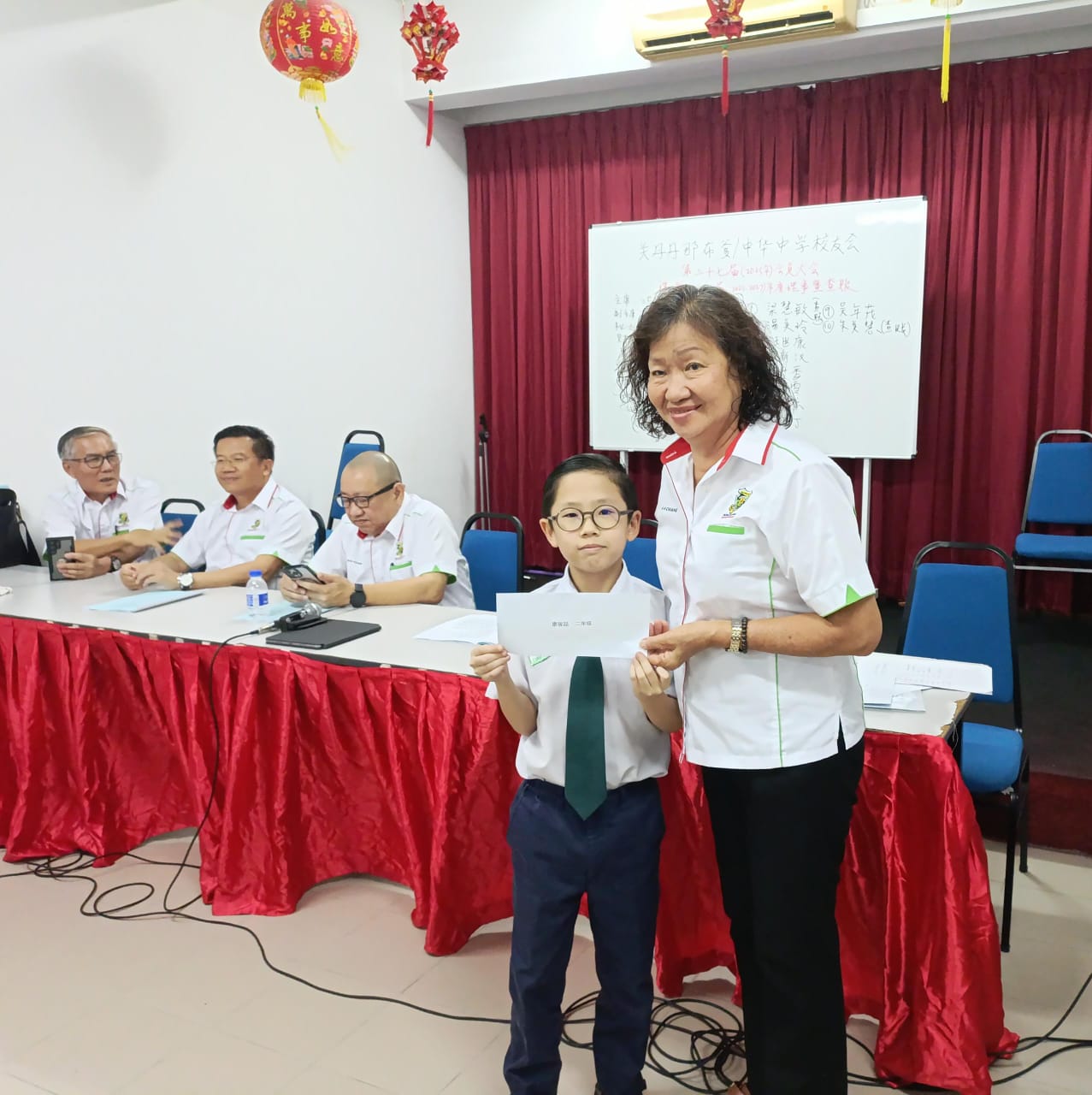 12副主席曾桠枫颁发奖励金予得獎者