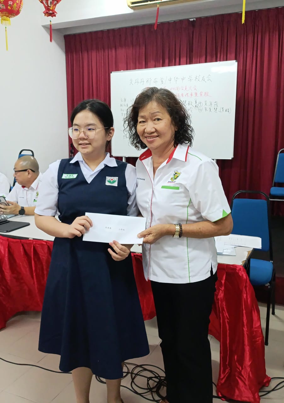 13副主席曾桠枫颁发奖励金予得獎者