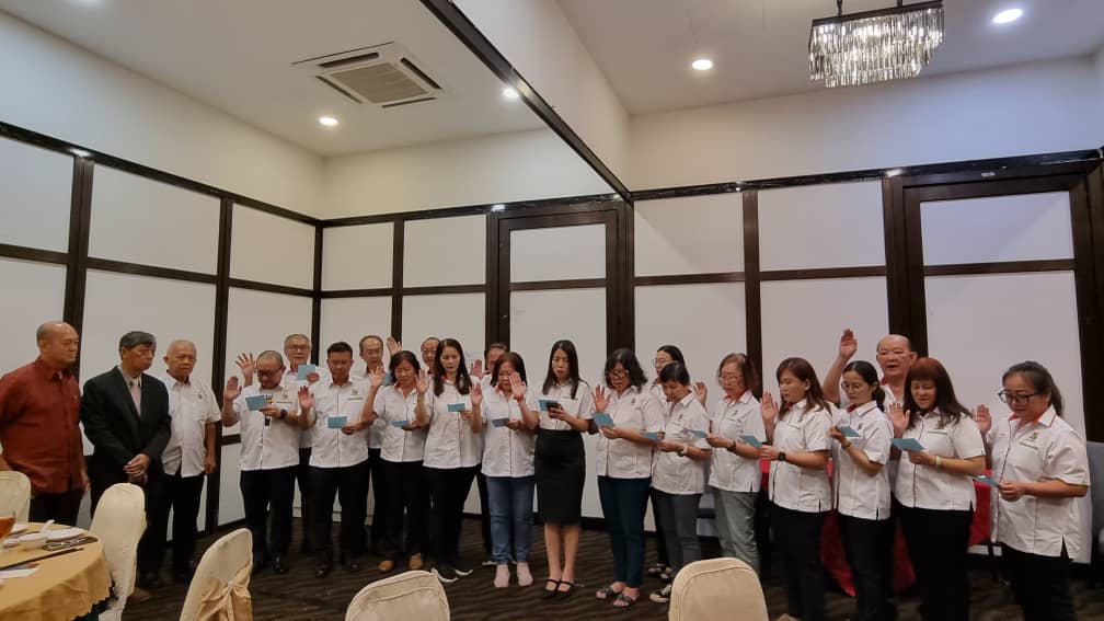 2.1 宣誓就职.左起：监誓嘉宾潘家彪、陈克已、陶启联联合主持宣誓就职仪式。